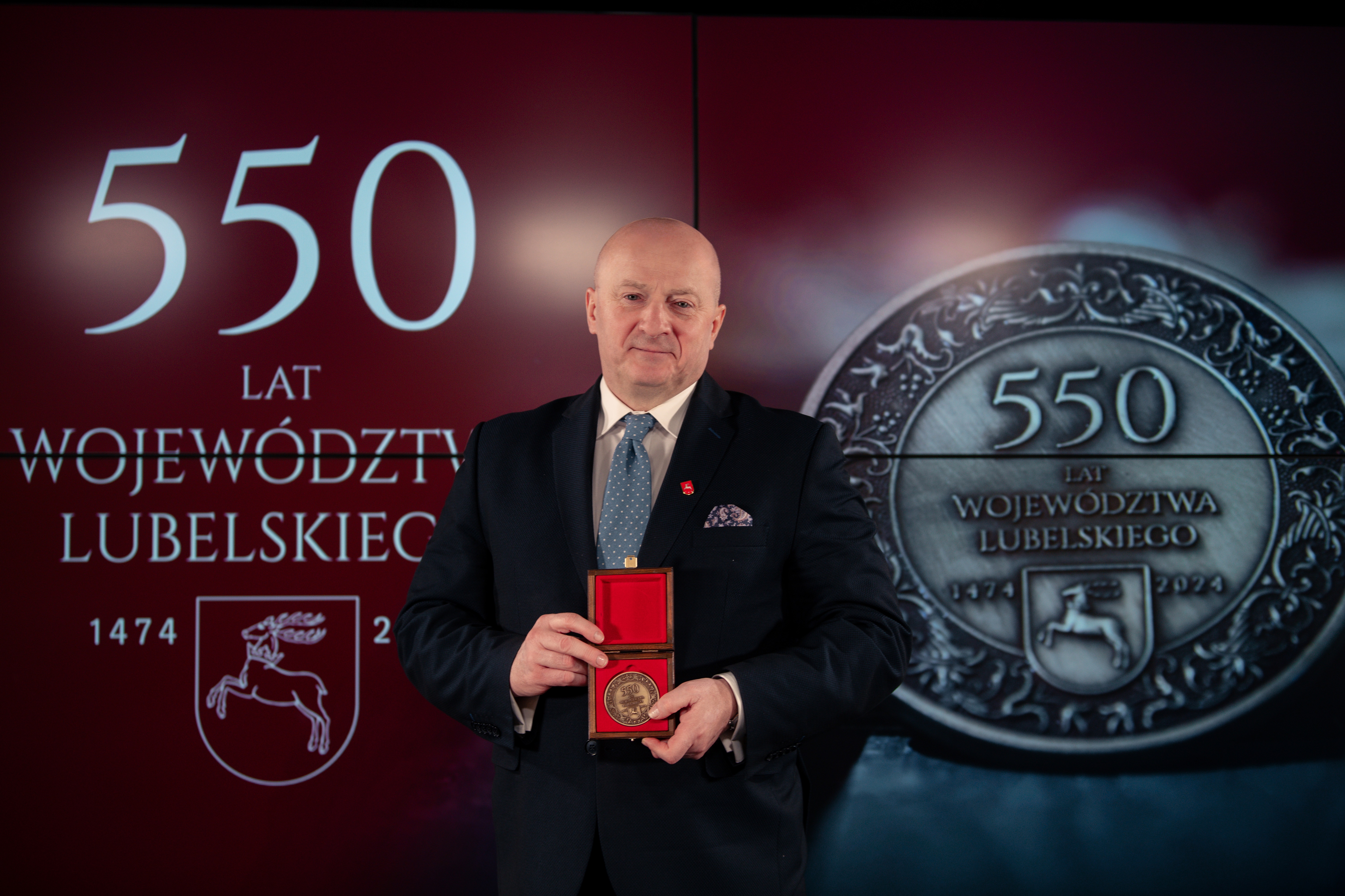 Marszałek Jarosław Stawiarski prezentuje okolicznościowy medal z okazji 550 -lecia województwa lubelskiego