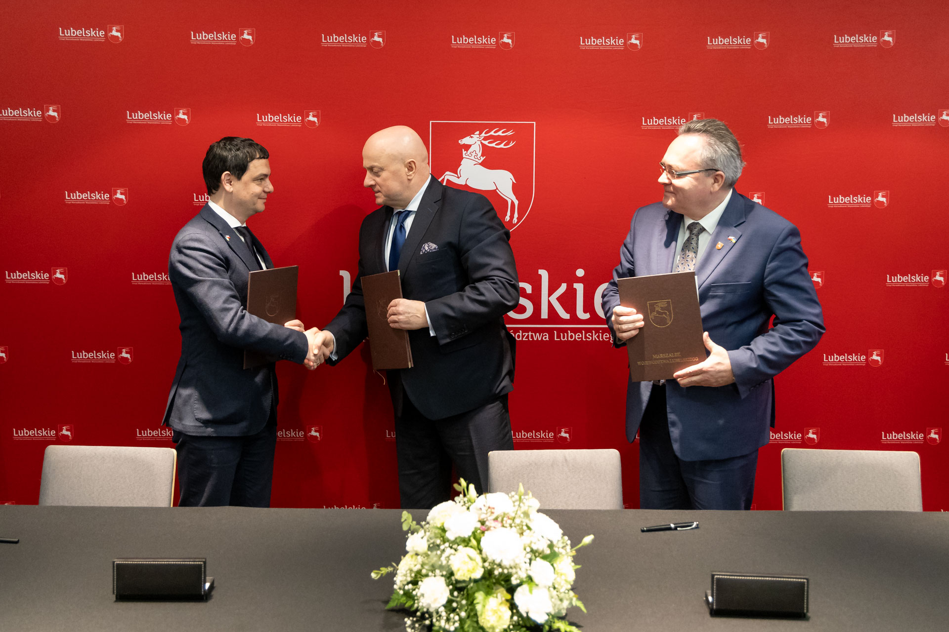 (z lewa do prawo) Roman Saraj Przewodniczący Zakarpackiej Obwodowej Rady, Jarosław Stawiarski Marszałek WL, Zbigniew Wojciechows