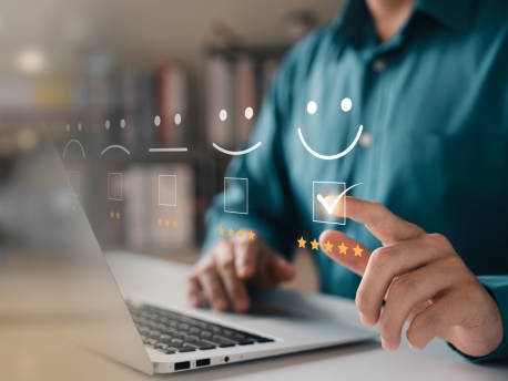 zdjęcie osoby przy laptopie