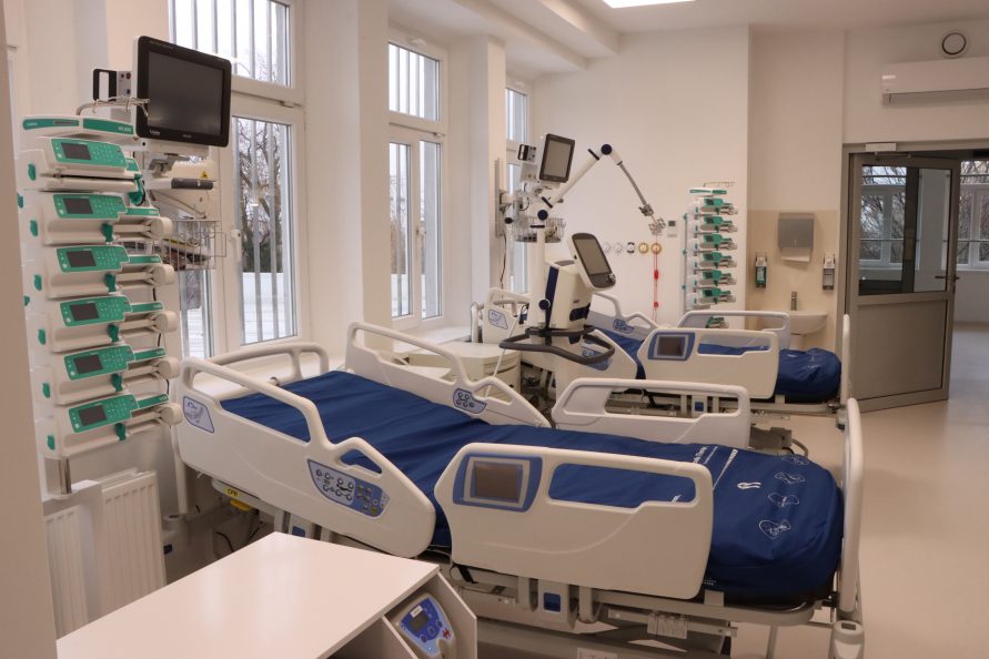 Wnętrze sali dla pacjentów w szpitalu na oddziale kardiologicznym