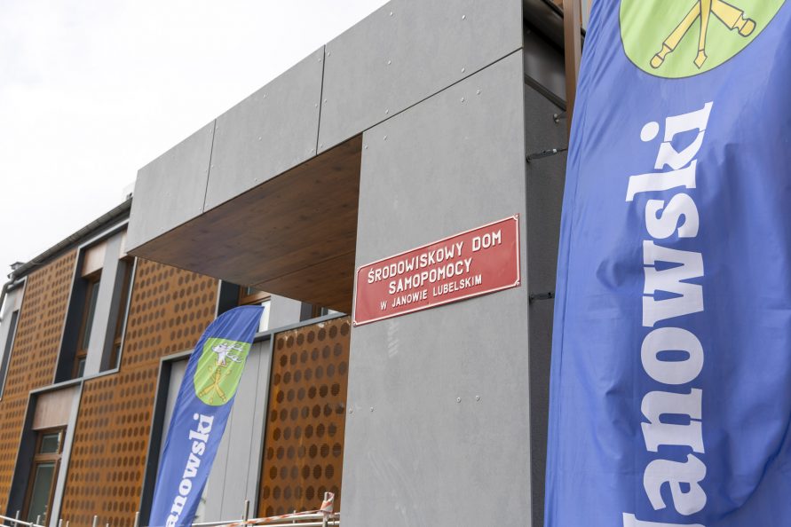 Widok na budynek z zewnątrz i napis Środowiskowy Dom Samopomocy
