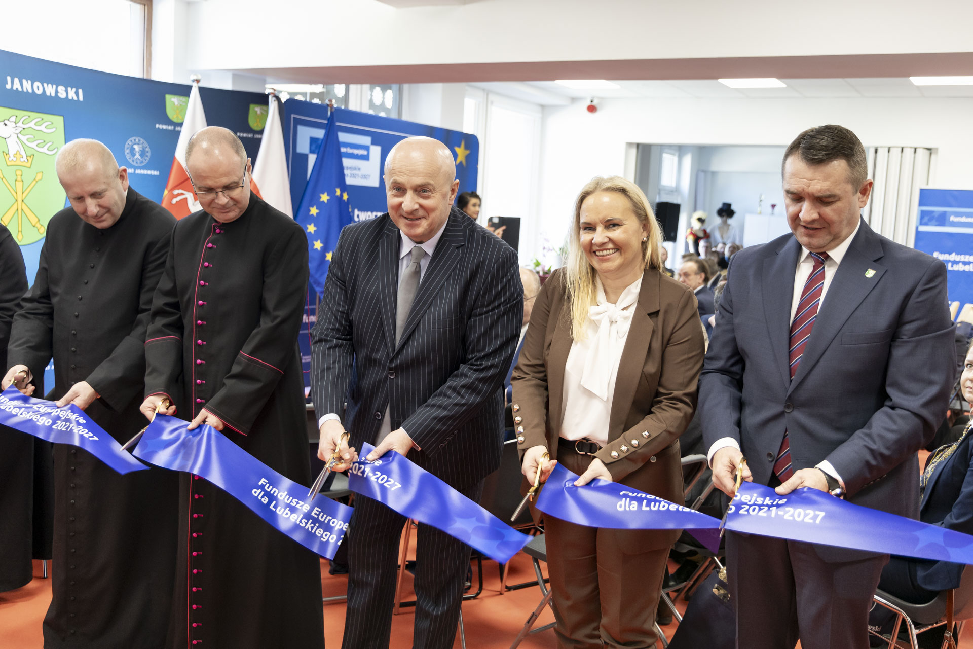 Marszałek Województwa Lubelskiego wrazz kilkmoa innymi osobami przecina wstęgę na otwarciu obiektu