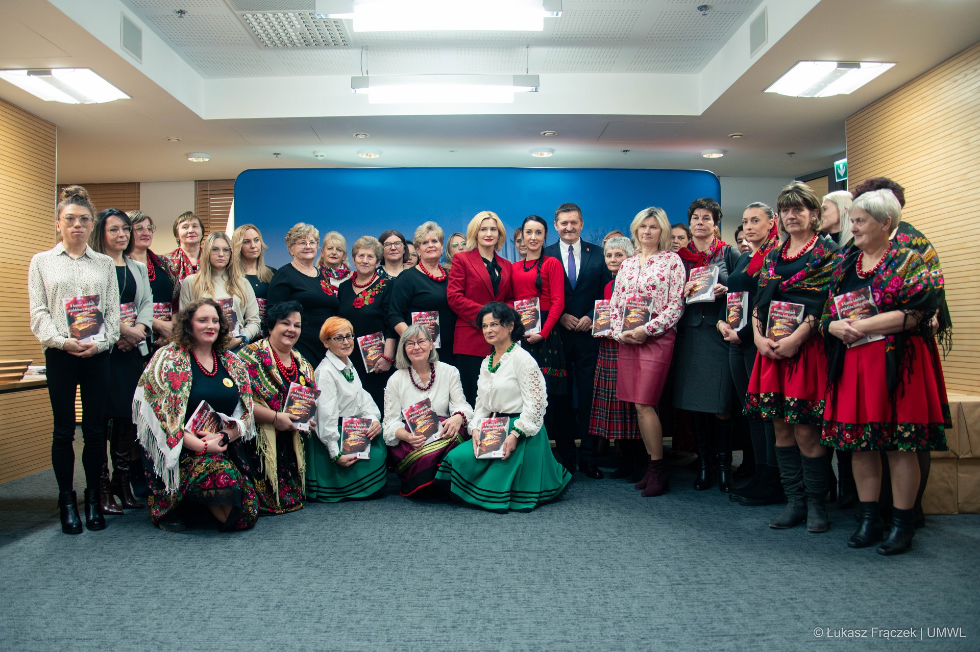 Około pięćdziesięciu osób na zdjęciu, większość to kobiety z kół gospodyń wiejskich ubranych w ludowe stroje, towarzyszy im członek zarządu Zdzisław Szwed