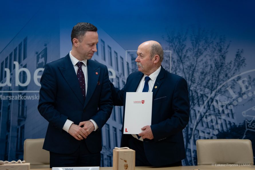 Wicemarszałek Michał Mulawa w towarzystwie jednego z beneficjentów dotacji pszczelarskiej