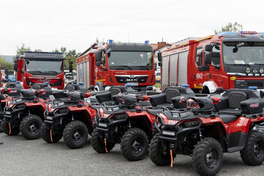 Na pierwszym planie widać kilka quadów a w tle stoją trzy wozy strażackie
