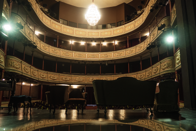 wnętrze teatru widziane z perspektywy sceny