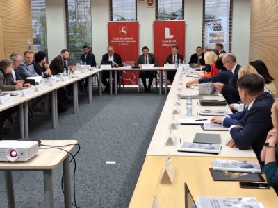 Członkowie Zespołu Konsultacyjnego ds. opracowania projektu dokumentu pn. „Polityka energetyczna w województwie lubelskim w perspektywie 2030” oraz przedstawiciele wykonawcy i goście posiedzenia podczas obrad siedzący przy stołach w kształcie litery U