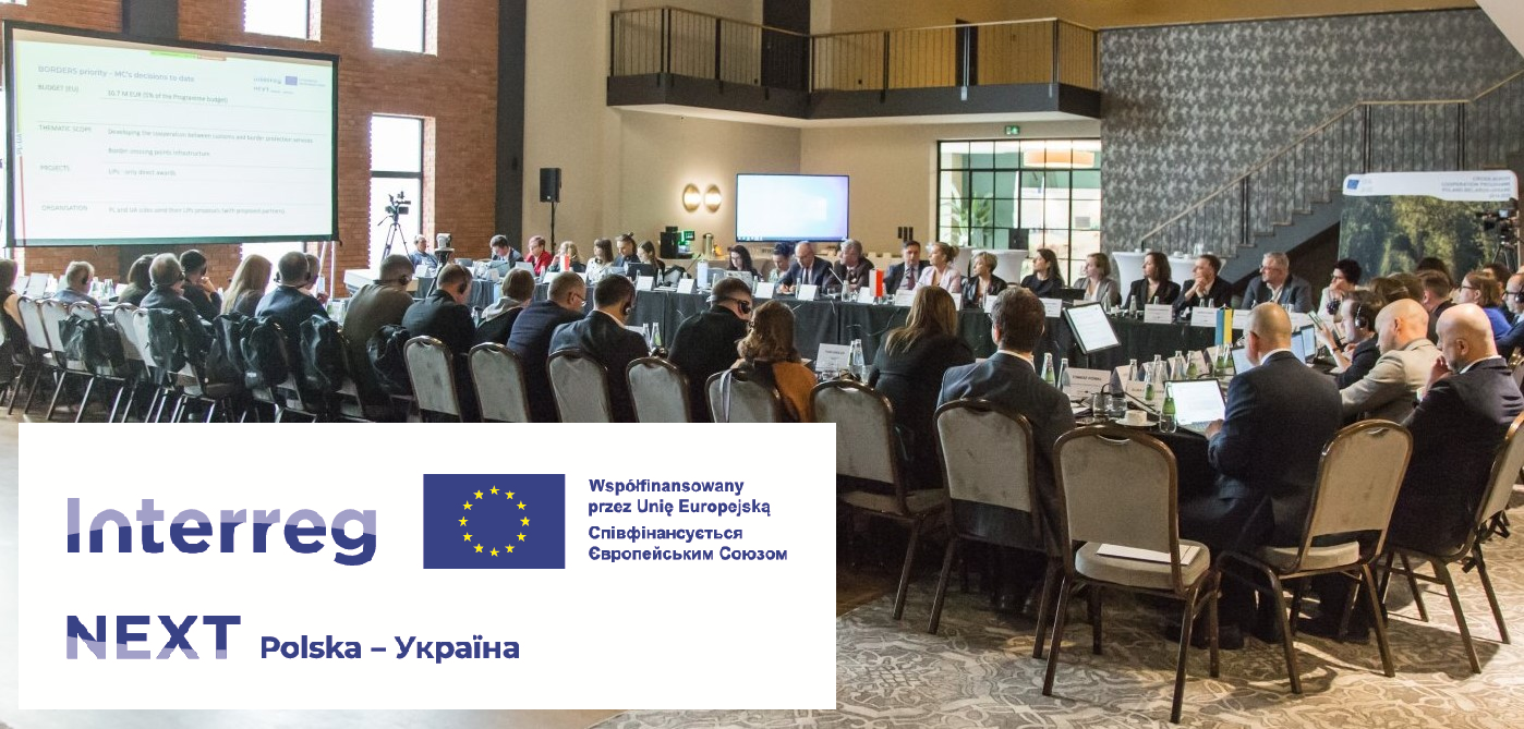 obradujący członkowie Komitetu Polska Ukraina 2021 - 2027 i logo Programu