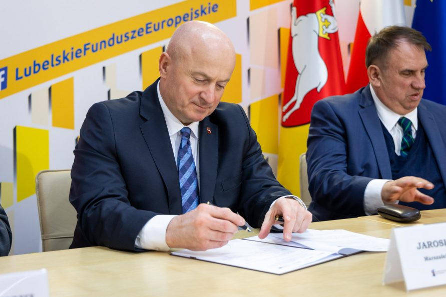 Marszałek Jarosław Stawiarski podpisuje dokument