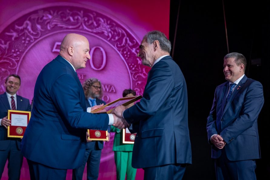 Marszałek Jarosław Stawiarski wręcza medal Staroście Lubelskiemu Zdzisławowi Antoniowi