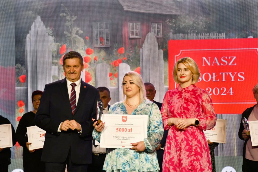 Członek Zarządu Zdzisław Szwed w towarzystwie dyrektora UMWL i laureatki pierwszego miejsca w konkursie na sołtysa