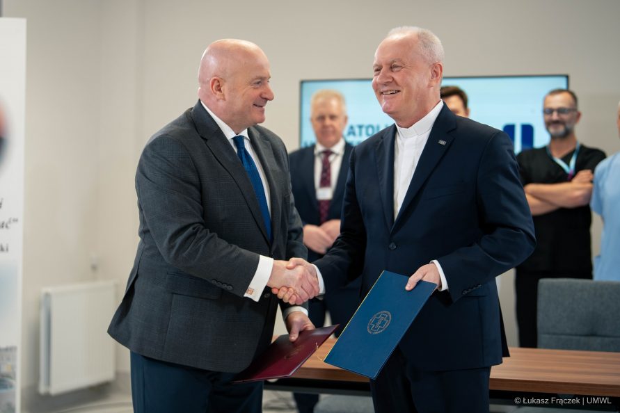 Marszałek województwa lubelskiego podaje rękę rektorowi KUL