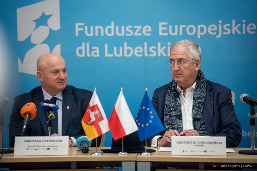 Marszałek Jarosław Stawiarski siedzi przy stole obok Architekta, który zajmie się projektowanie budynku teatru