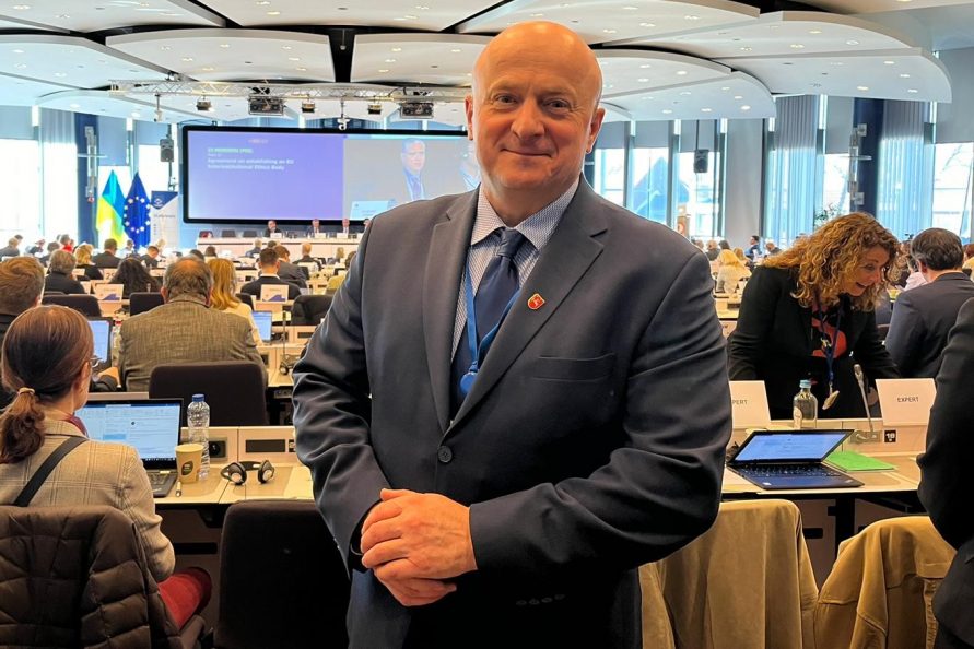 Marszałek Jarosław Stawiarski na sali plenarnej podczas posiedzenia Komitetu Regionów w Brukseli