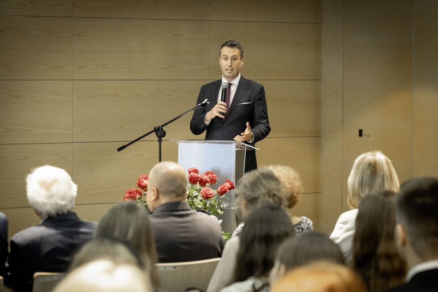 Członek Zarządu Województwa Lubelskiego Marcin Szewczak stoi prze mównicy w sali konferencyjnej i zwraca się do zebranych