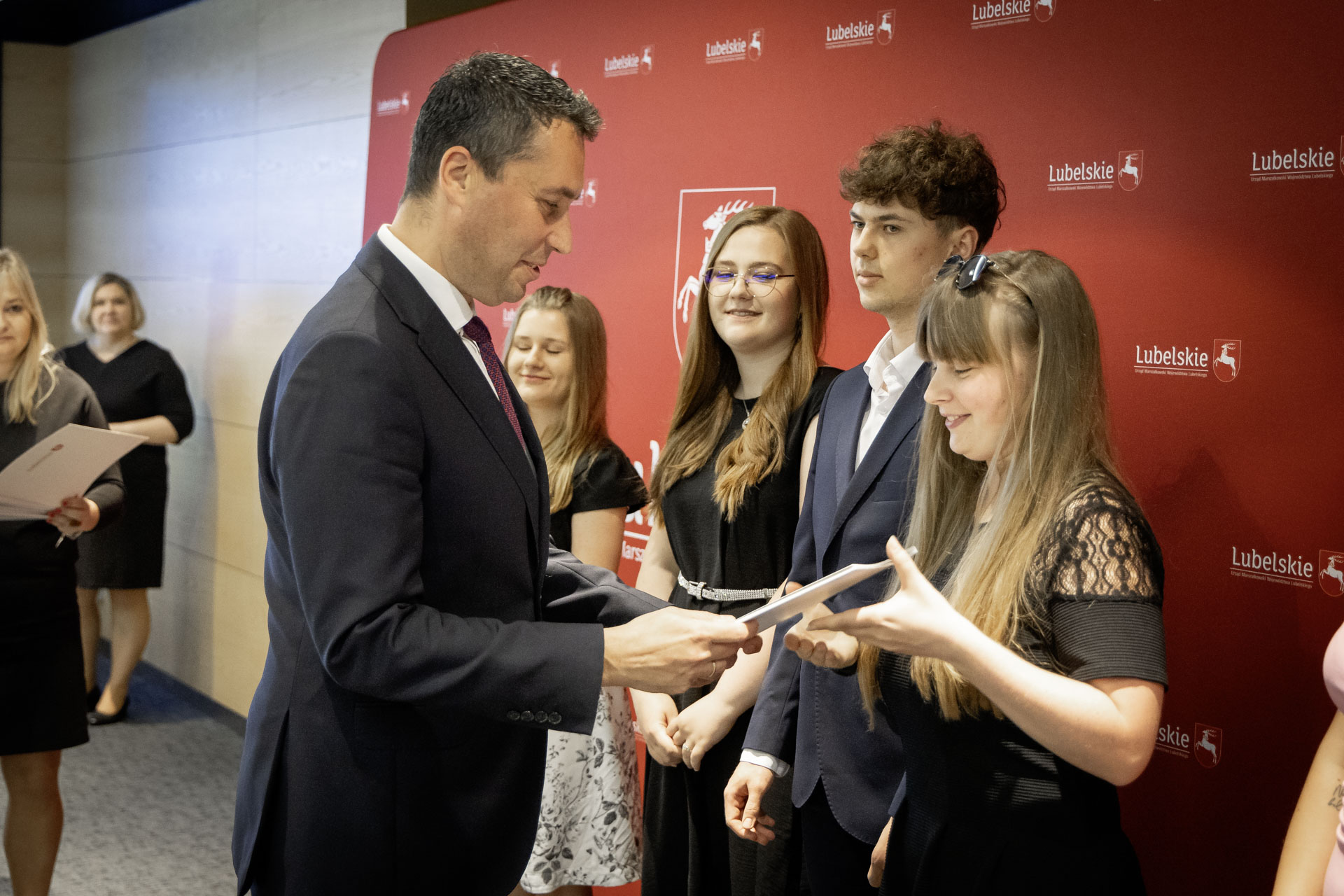 Członek Zarządu Marcin Szewczak wręcza stypendia młodzieży