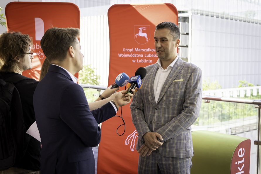 Członek Zarządu WL Marcin Szewczak w trakcie rozmowy z dwoma dziennikarzami