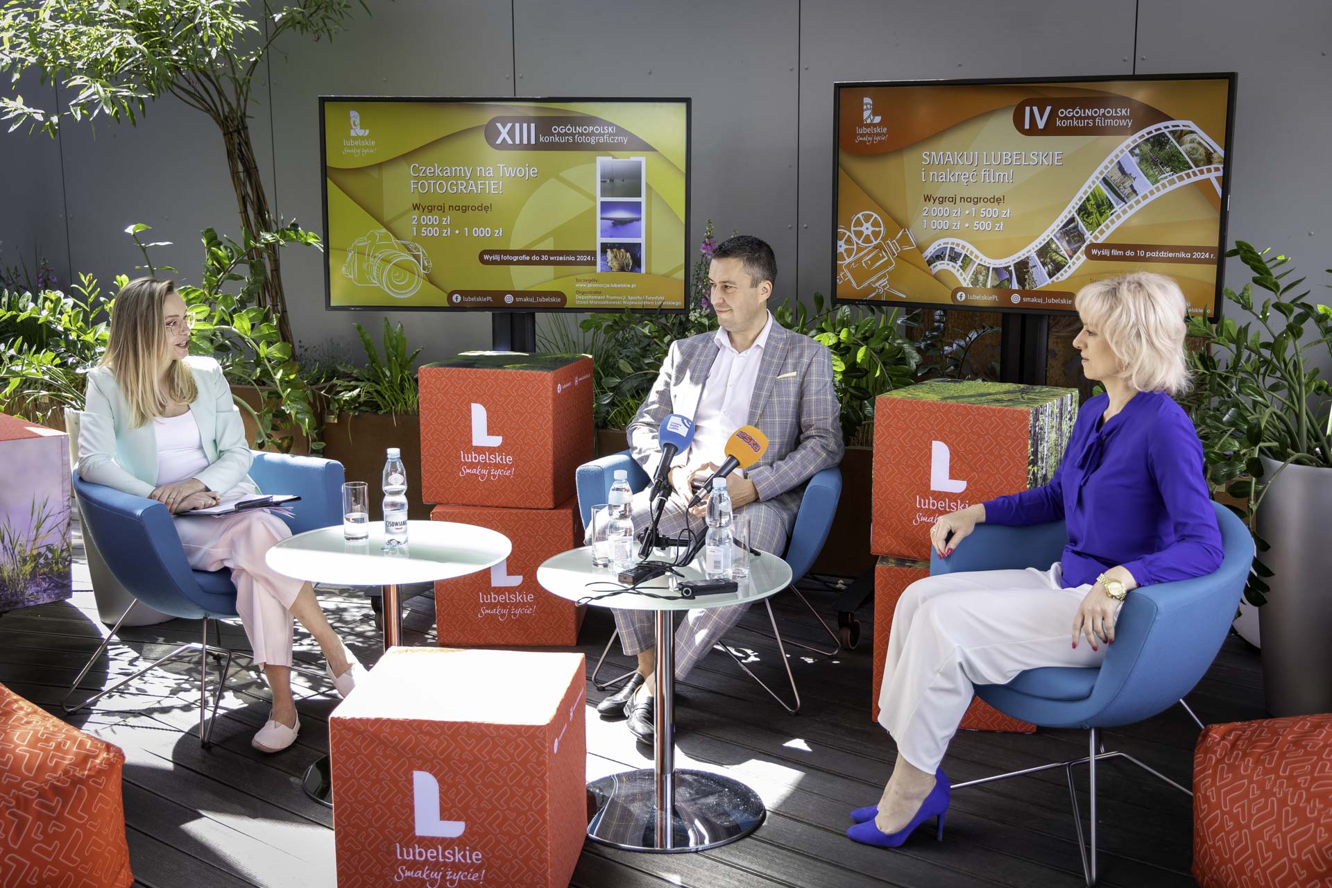 Członek Zarządu WL Marcin Szewczak, Dyrektor Departamentu Promocji Sportu i Turystyki UMWL oraz dziennikarz, siedzą wspólnie w studiu nagraniowym i rozmawiają