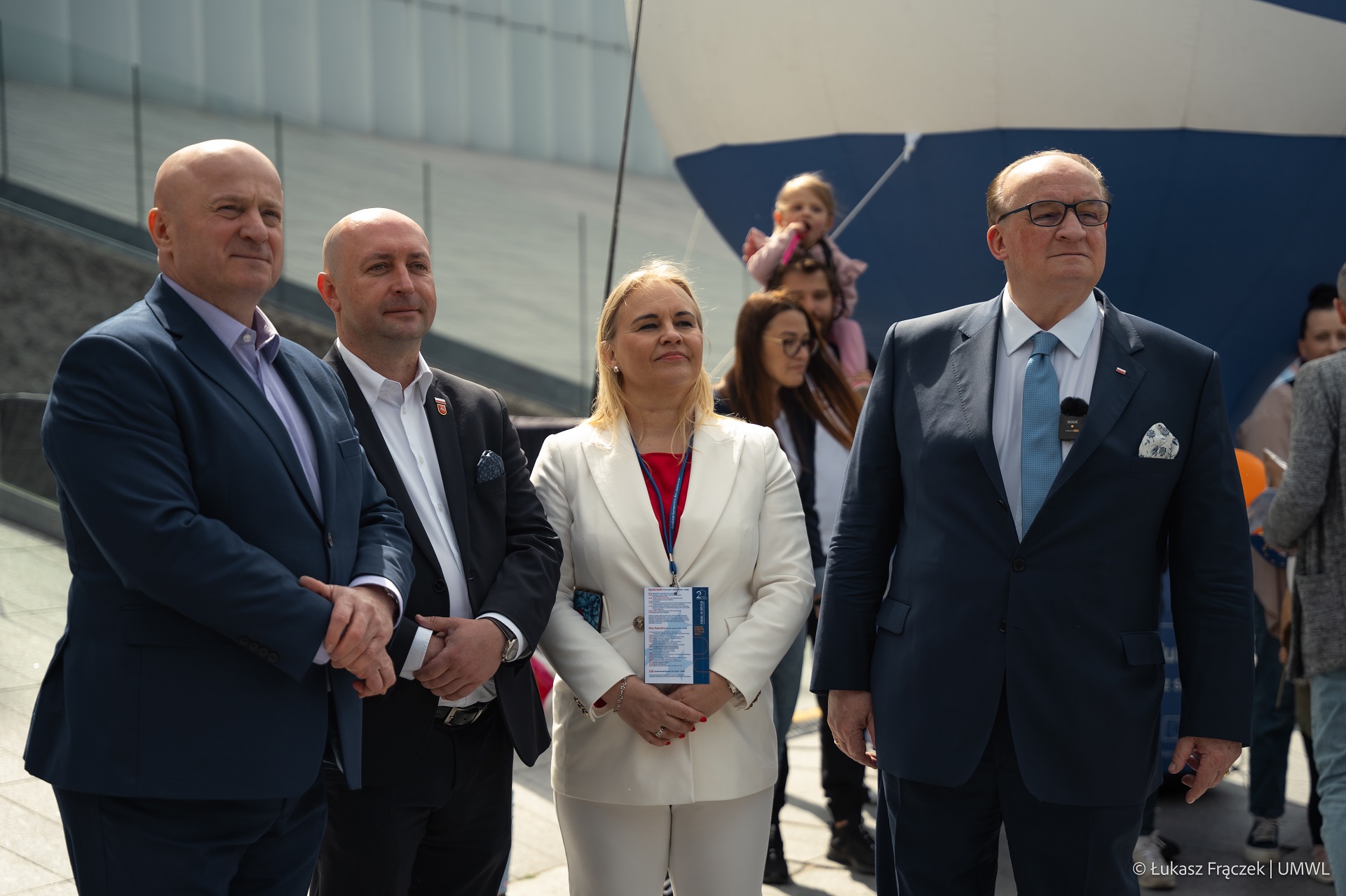 Marszałek Jarosław Stawiarski i wicemarszałek Piotr Breś w towarzystwie Dyrektorki UMWL i gościa zaproszonego na wydarzenia, stoją na placu Teatralnym w Lublinie