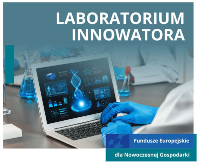 Pracownik laboratorium w fartuchu i rękawicach pracuje na laptopie na grafice znajduje się napis Laboratorium Innowatora