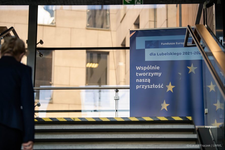 Baner stojący na szczycie schodów z napisem Fundusze Europejsie dla Lubelskiego Wspólnie tworzymy naszą przyszłość