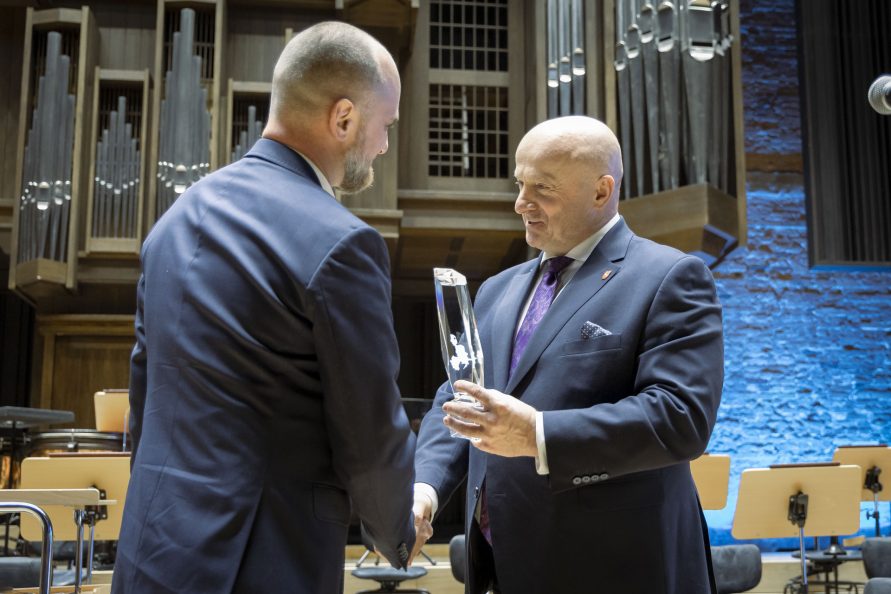 Marszałek Jarosław Stawiarski wręcza nagrodę