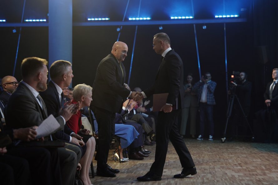 Prezydent Andrzej Duda podaje rekę Marszałkowi Województwa Lubelskiego Jarosławowi Stawiarskiemu