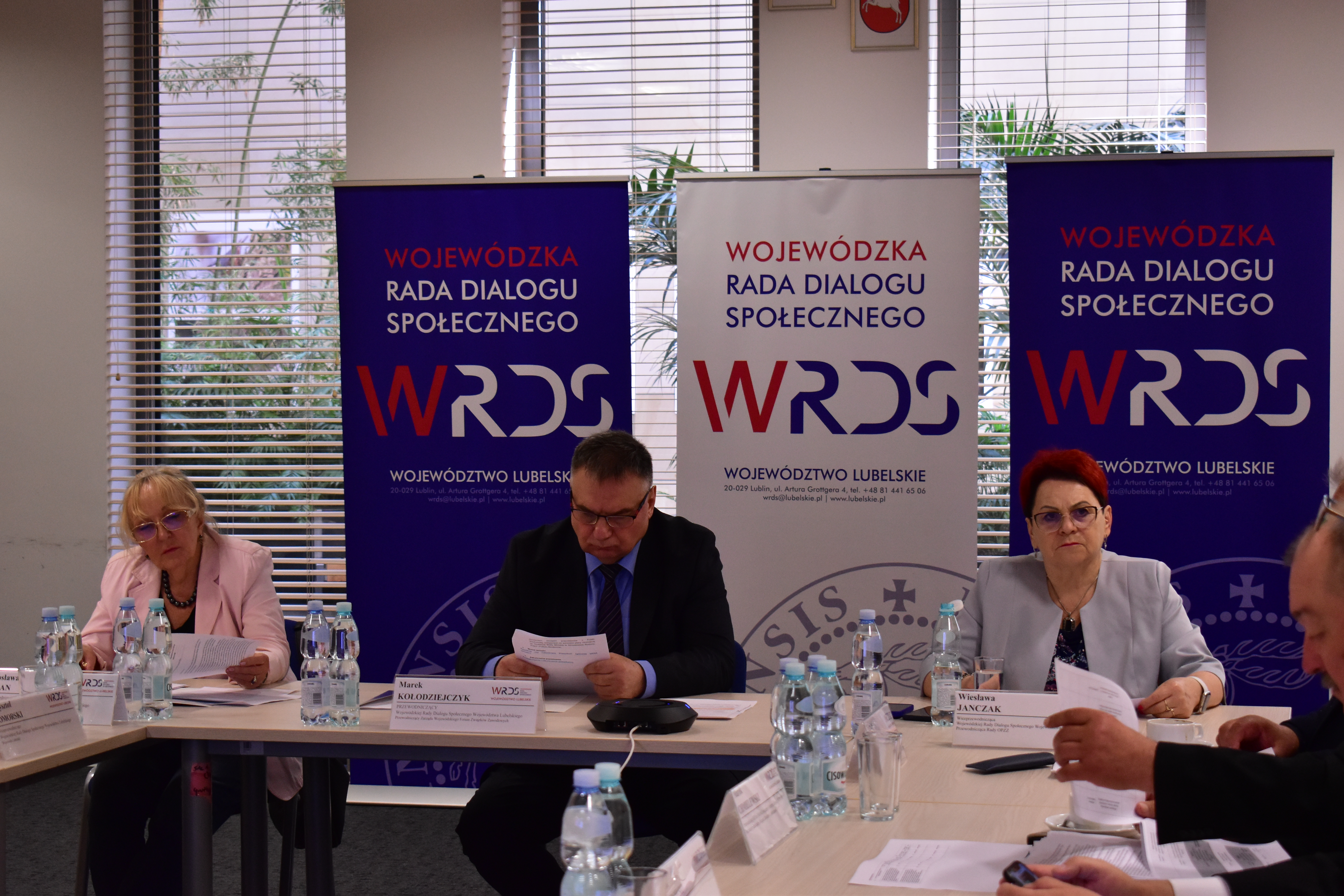 Na zdjęciu od lewej Mirosława Gałan - Wiceprzewodnicząca WRDS WL, Marek Kołodziejczyk - Przewodniczący WRDS WL i Wiesława Janczak - Wiceprzewodnicząca WRDS WL na posiedzeniu Prezydium