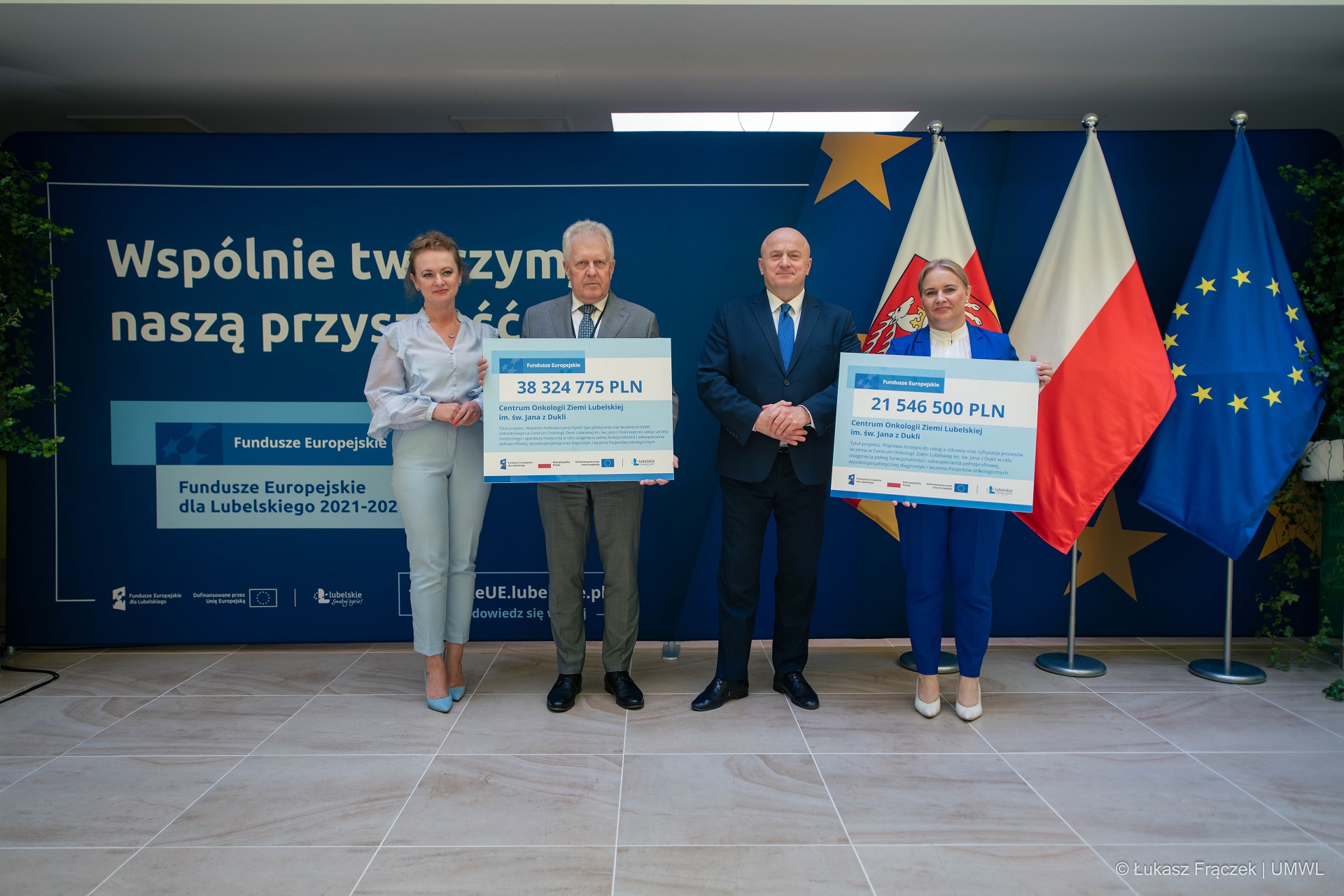 Dwie kobiety i dwóch mężczyzn są to przedstawiciele władz samorządowych oraz szpitala, prezentują plansze z informacją o kwocie przeznaczonej na rozwój szpitala