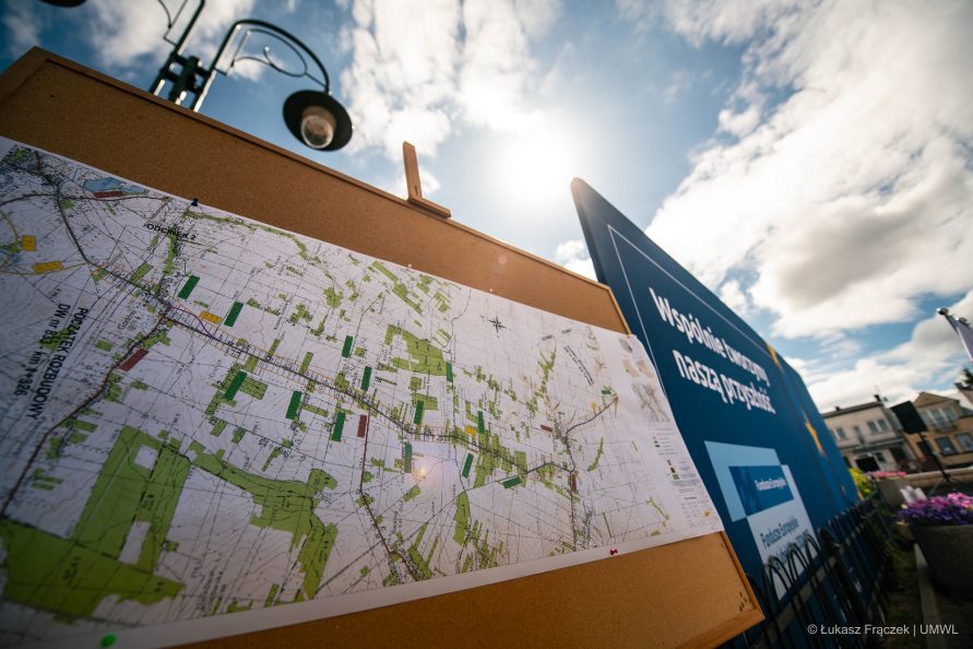 Mapa powieszona na tablicy stojącej na świeżym powietrzu