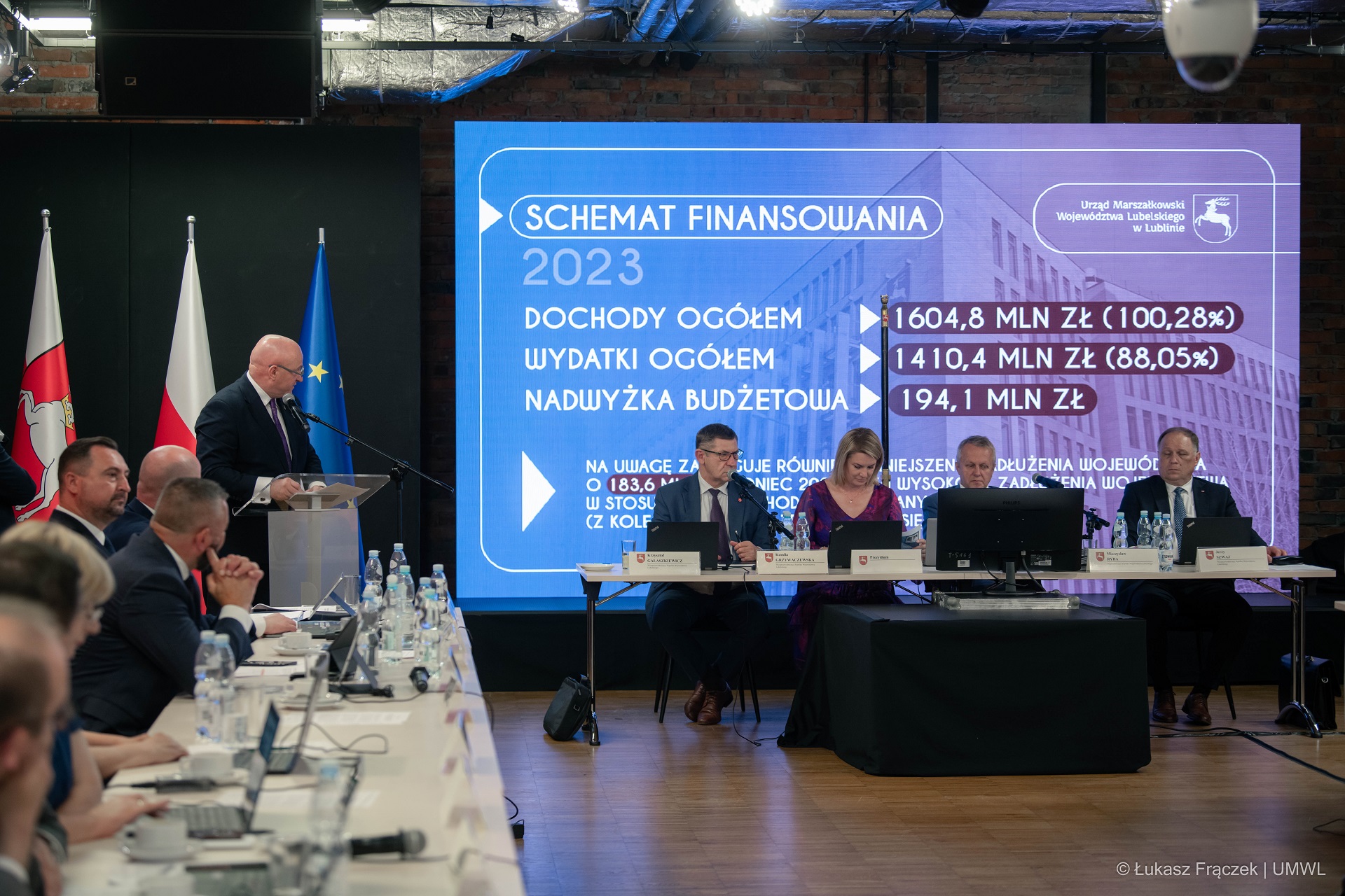 Od lewej: Agnieszka Drozd - Bownik p.o. Dyrektora Departamentu Promocji, Sportu i Turystyki UMWL, Jarosław Kwasek - Członek Zarządu WL, Paweł Danielczuk , Prezes LUS