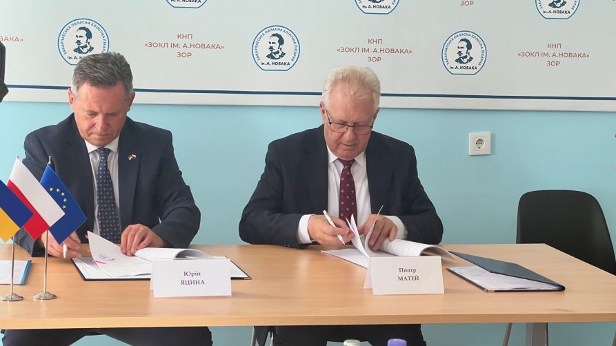 Jurij Jacyna, dyrektor Wojewódzkiego Szpitala Klinicznego im. A. Nowaka w Użhorodzie oraz Piotr Matej, dyrektor Wojewódzkiego Szpitala Specjalistycznego im. Stefana Kardynała Wyszyńskiego w Lublinie.