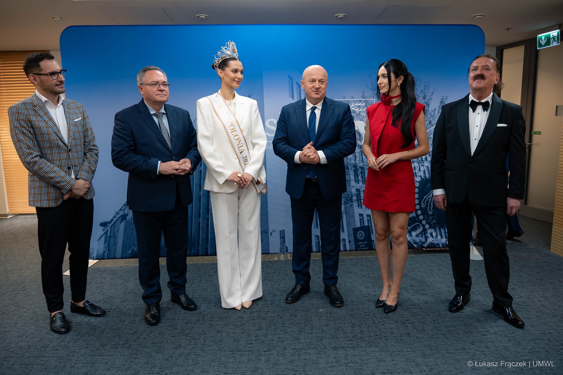 Uczestnicy spotkania z Laureatkami tytułów Miss Polonia, dwie młode kobiety i czterech mężczyzn