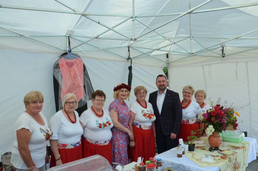Jedni z laureatów XXIII edycji konkursu Nasze Kulinarne Dziedzictwo-Smaki Regionów stojący na scenie w towarzystwie Pana Marka Wojciechowskiego, Wicemarszałka Województwa Lubelskiego oraz Pani Ewy Szałachwiej, Dyrektor Departamentu Rolnictwa i Rozwoju Obszarów Wiejskich