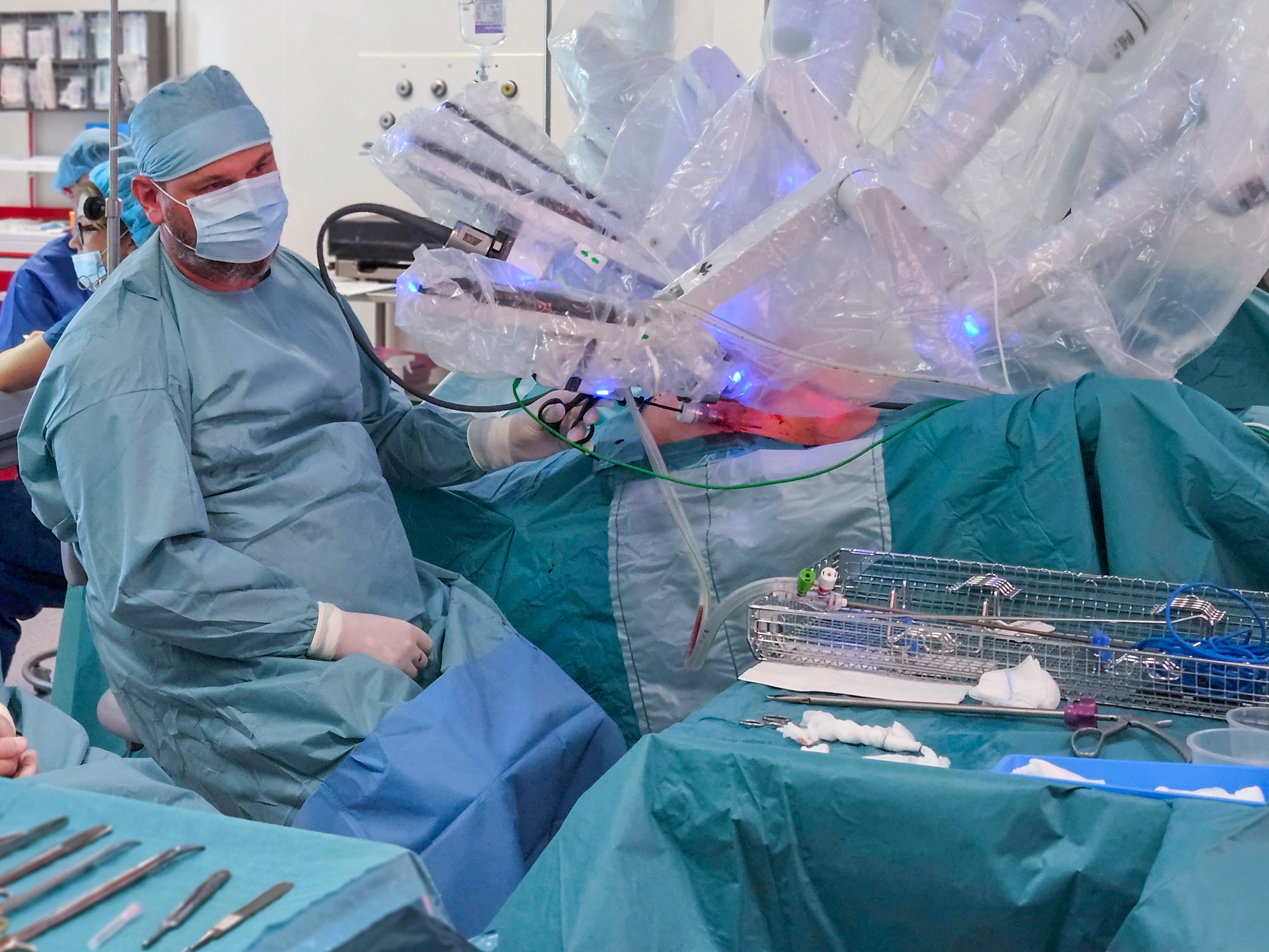 Chirurg Marcin Kubiak podczas operacji na sali operacyjnej