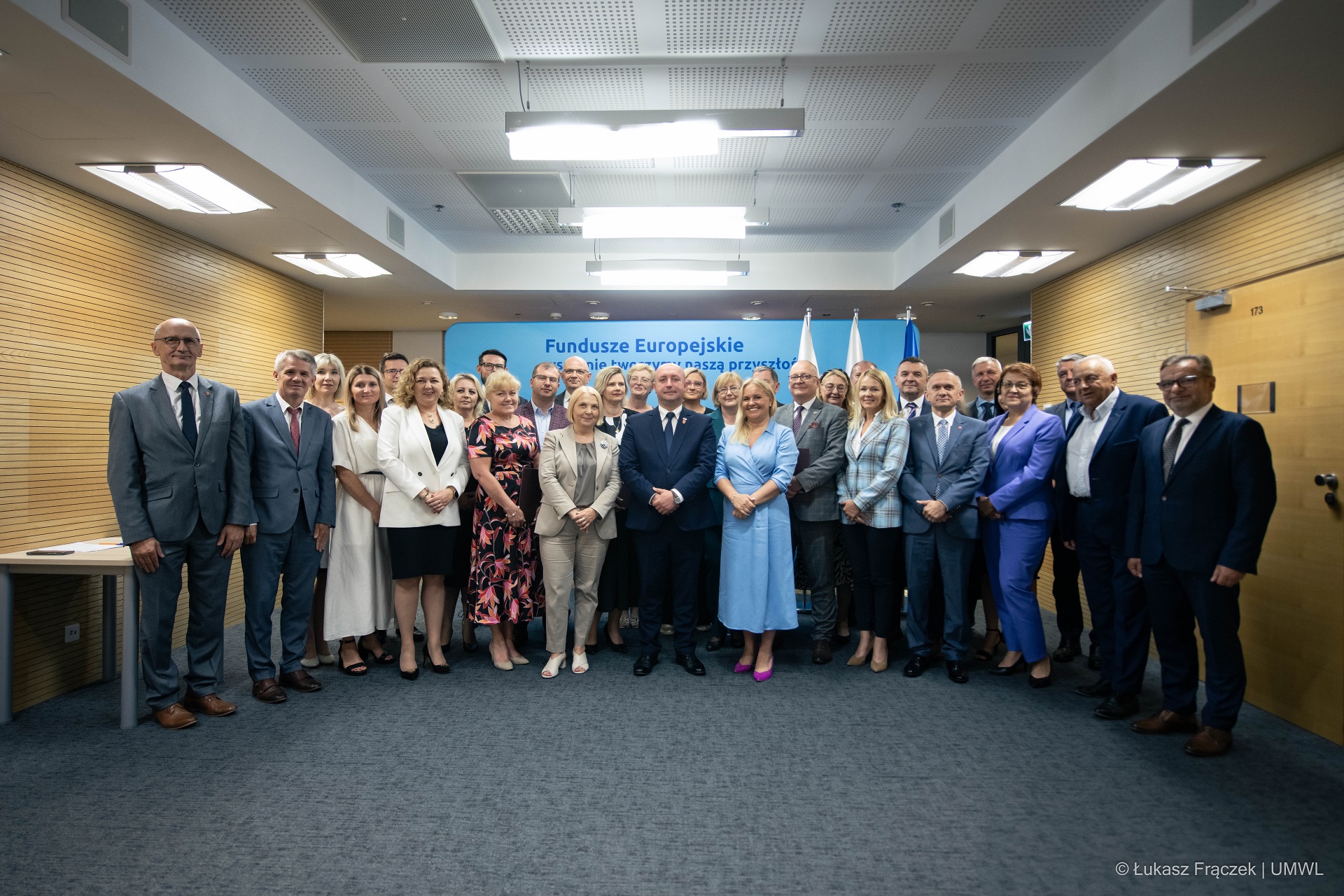 Grupowe zdjęcie beneficjentów dofinansowania, na zdjęciu znajduje się lącznie około dwudziestu osób w towarzystwie wicemarszałka Piotra Bresia