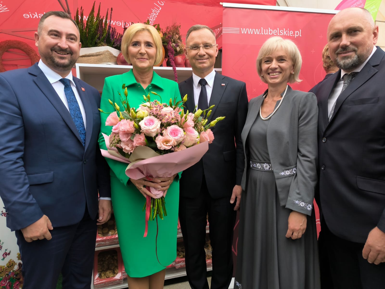 Na wspólnym zdjęciu pozują para prezydencka, wicemarszałek Marek Wojciechowski i Dyrektor UMWL Agnieszka Drozd Bownik