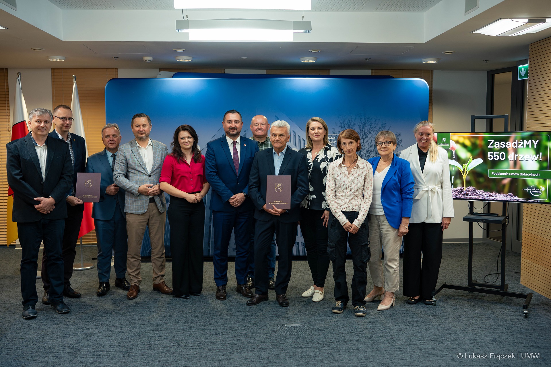 Wicemarszałek Marek Wojciechowski w towarzystwie beneficjentów programu zasadźmy 550 drzew