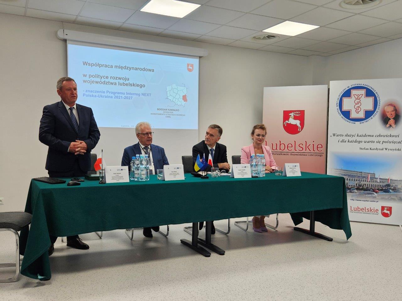 Przedstawiciele szpitala lubelskiego i szpitala ukraińskiego siedzą wspólnie przy jednym stole w sali konfrencyjnej