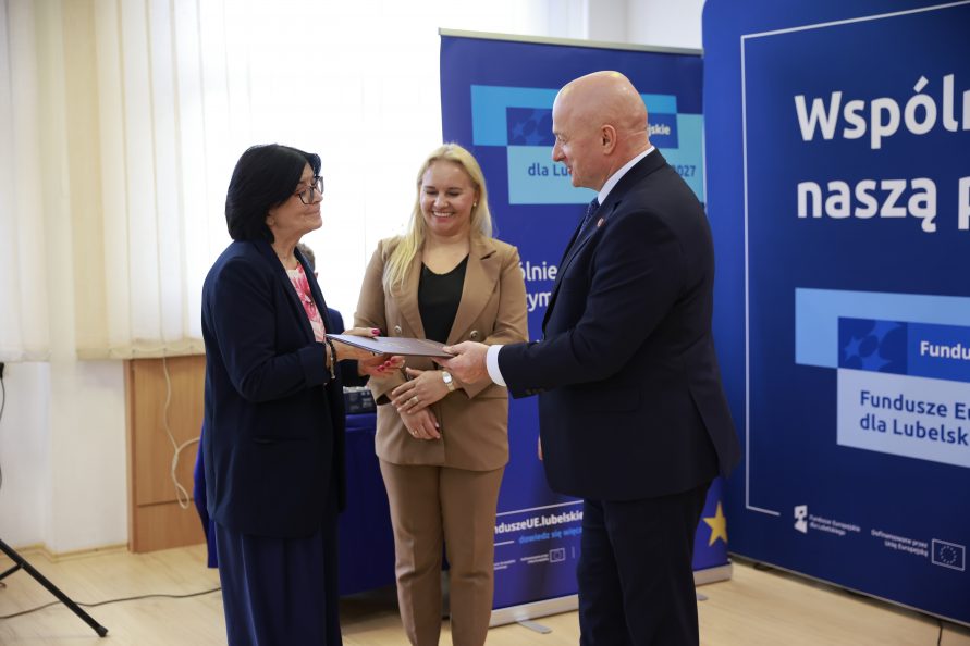 Marszałek Jarosław Stawiarski wręcza akt dofinansowania beneficjentce
