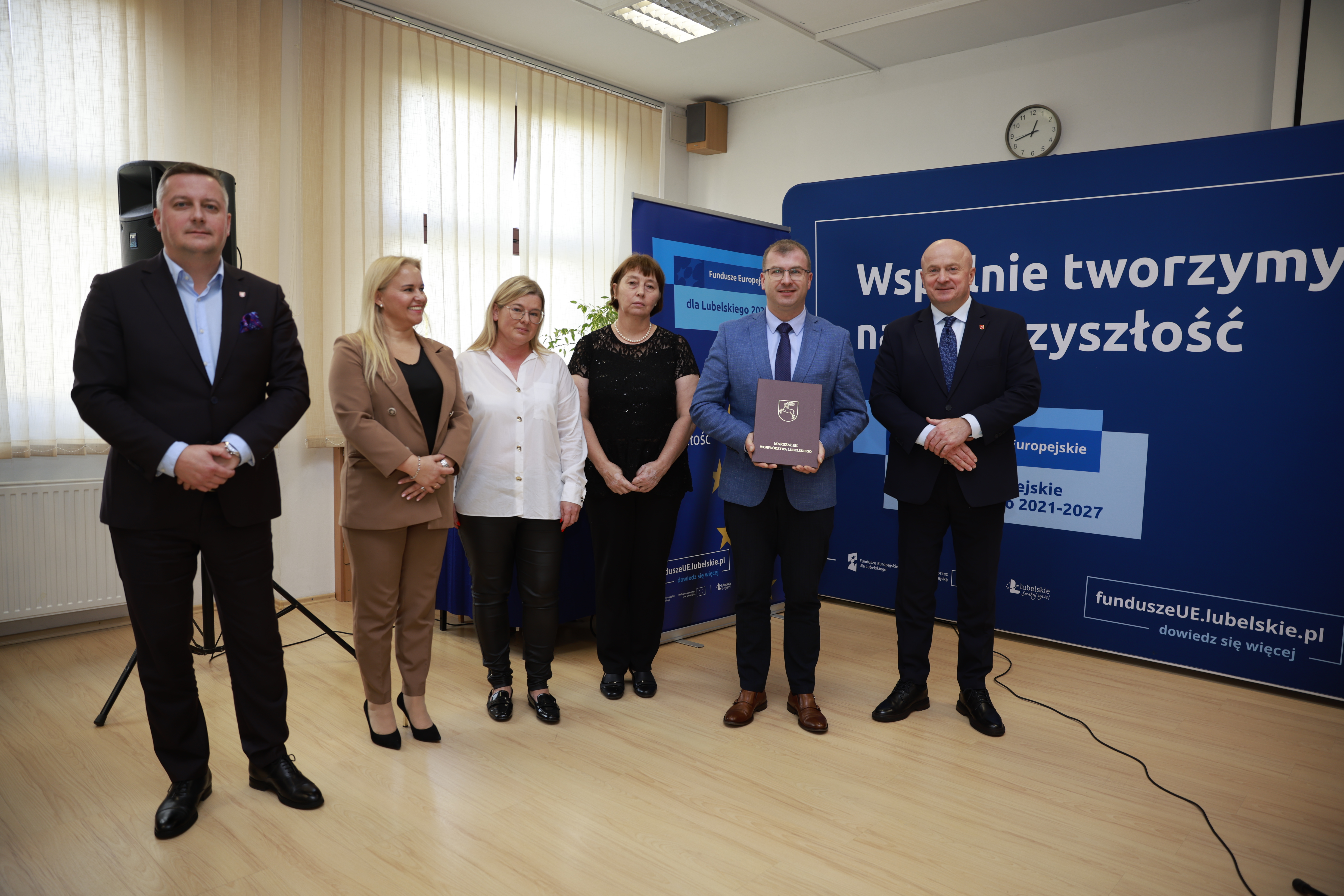 Marszałek Jarosław Stawiarski na wspólnym zdjęciu z trójką beneficjentów