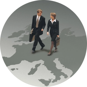 Mężczyzna i kobieta w strojach biznesowych spacerują po mapie Europy