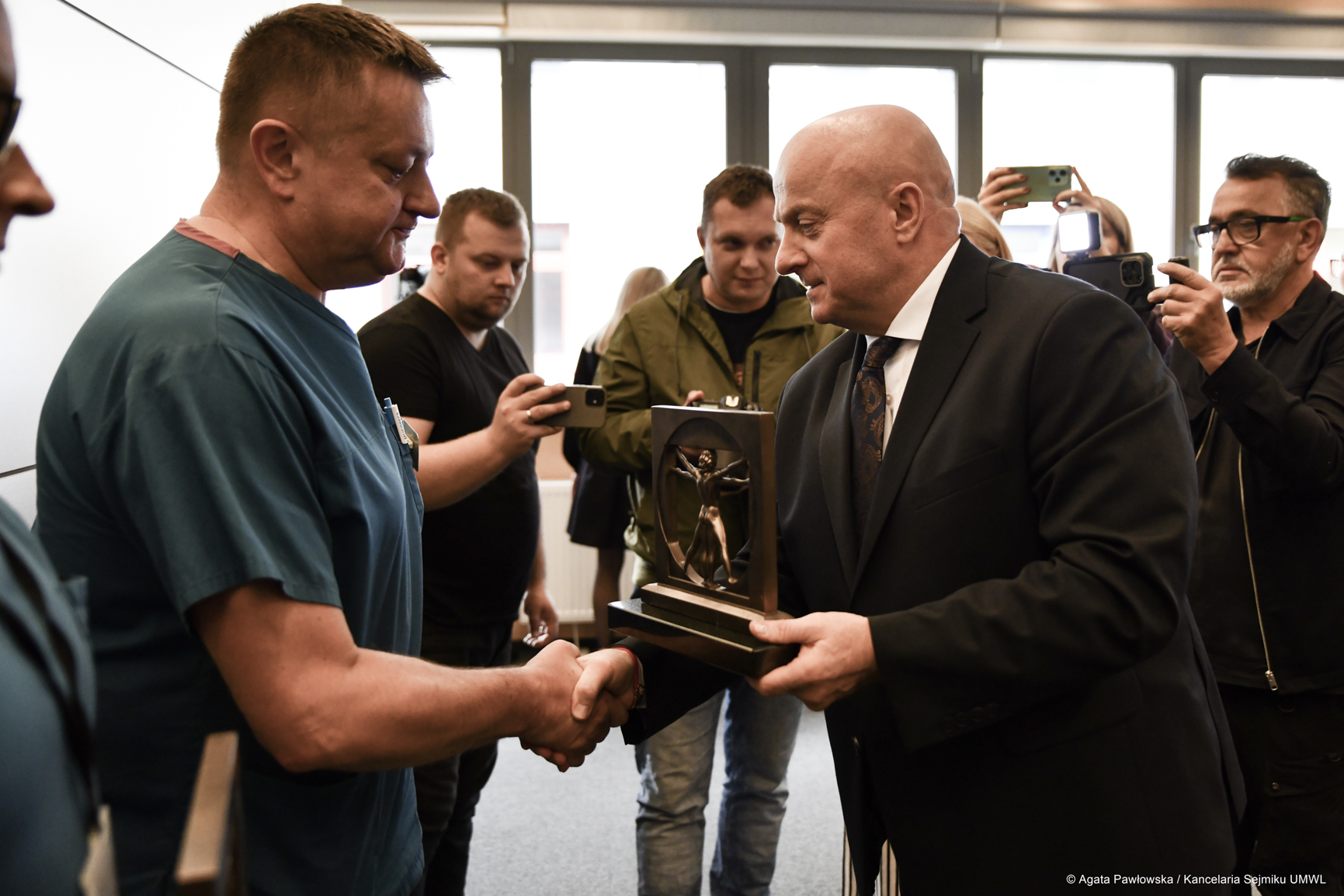 Marszałek Jarosław Stawiarski wręcza lekarzowi statuetkę