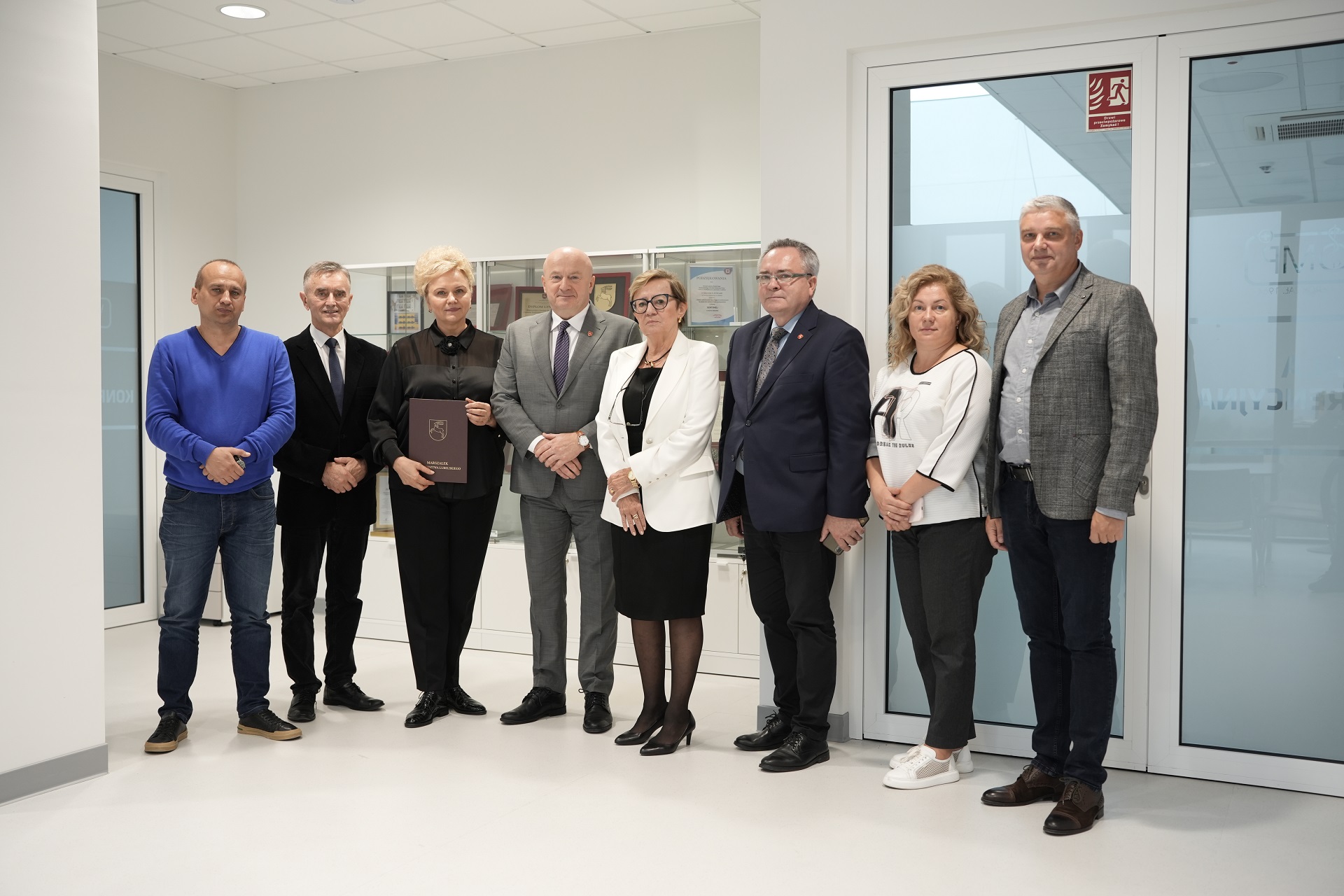 Marszałek Jarosław Stawiarski pozuje do zdjęcia wspólnie z przedstawicielami polskiego i ukraińskiego szpitala