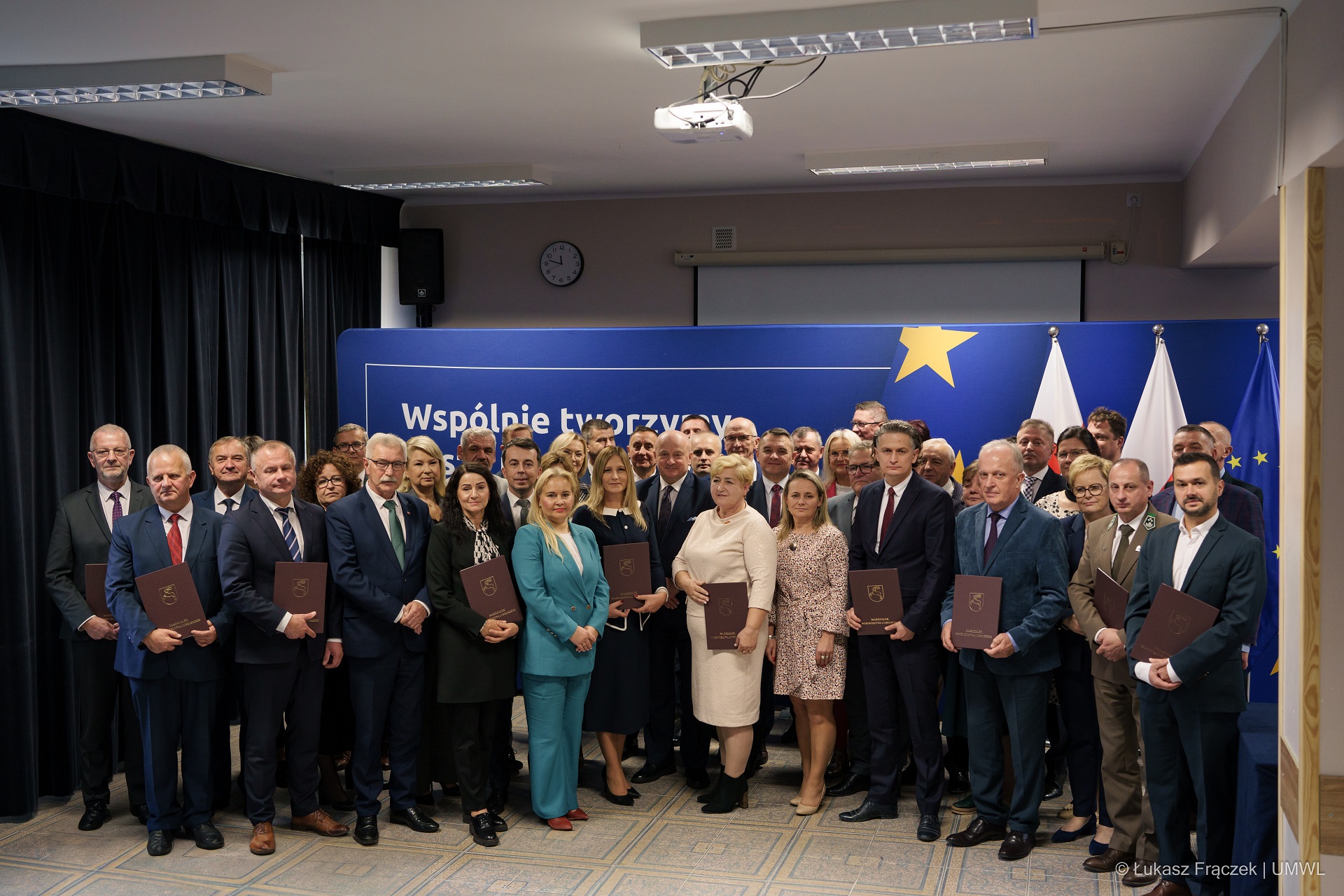 Grupowe zdjęcie na którym znajduje się około trzydziestu osób, jest to marszałek Jarosław Stawiarski i grupa przedstawicieli szkół zawodowych