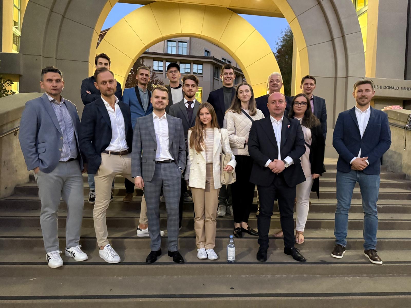 Wicemarszałek Piotr Breś wraz z uczestnikami konferecji w San Francisco