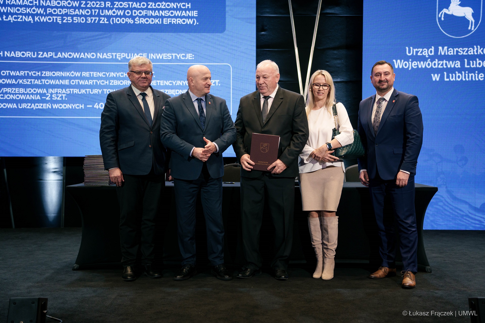 Marszałek Jarosław Stawiarski i wicemarszałek Marek Wojciechowski oraz Radny Ryszard Szczygieł pozują do zdjęcia wspólnie z dwójką beneficjentów programu