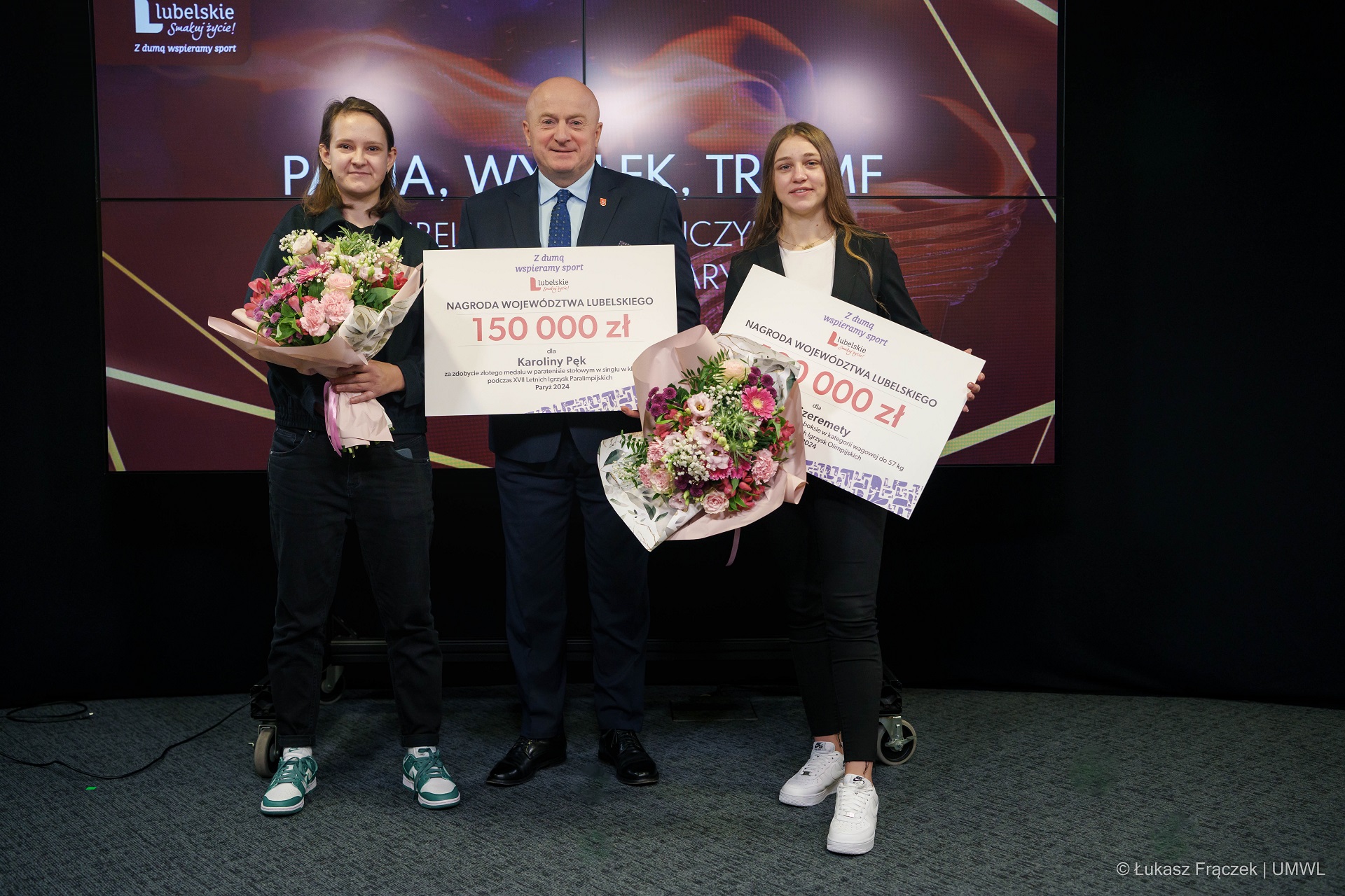 Marszałek Jarosław Stawiarski i młoda boskerka Julia Szeremeta i tenisistka Karolina Pęk