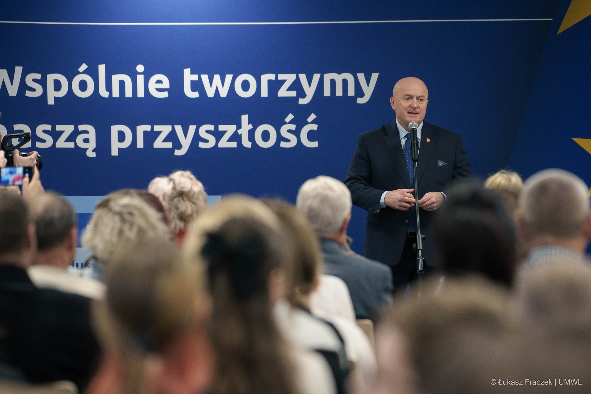 Marszałek Jarosław Stawiarski zwraca się do osób znajdujących się w sali