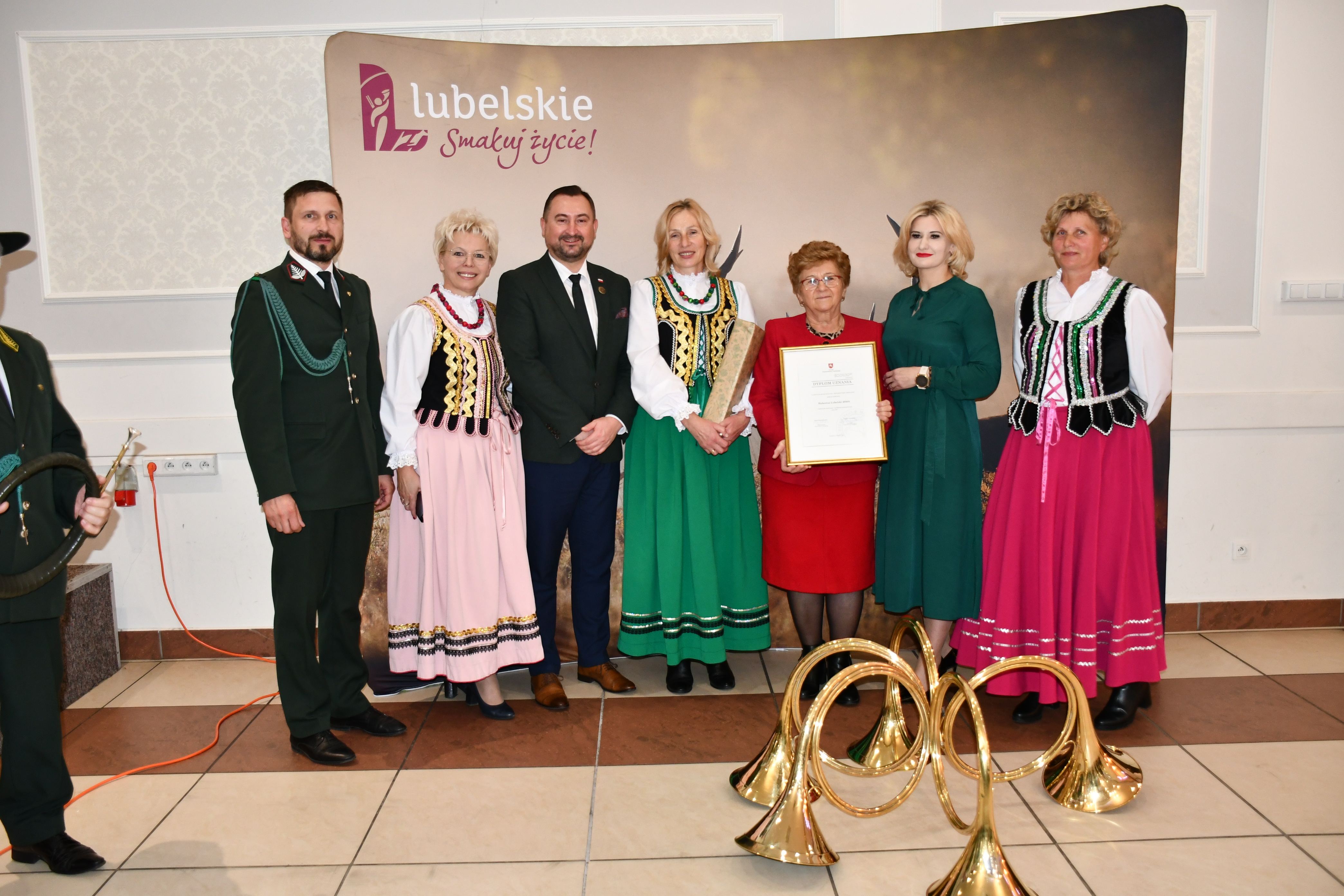 Grupa osób z instrumentami